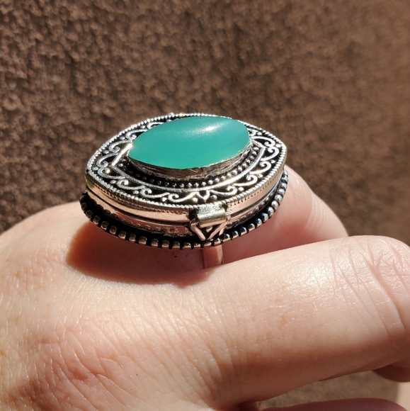 New Oversized Chalcedony 925 Silver Poison Ring. - Picture 10 of 11